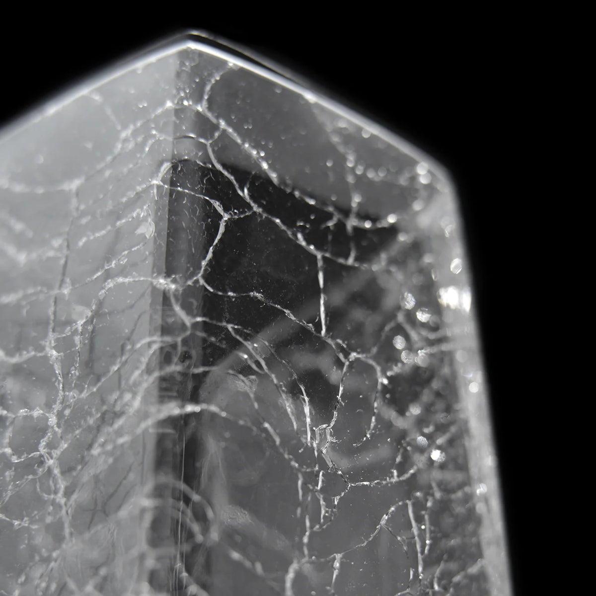 Detail of the crackle glass surface on the Raif Whisky Decanter adds a touch of intrigue to the whisky serving experience